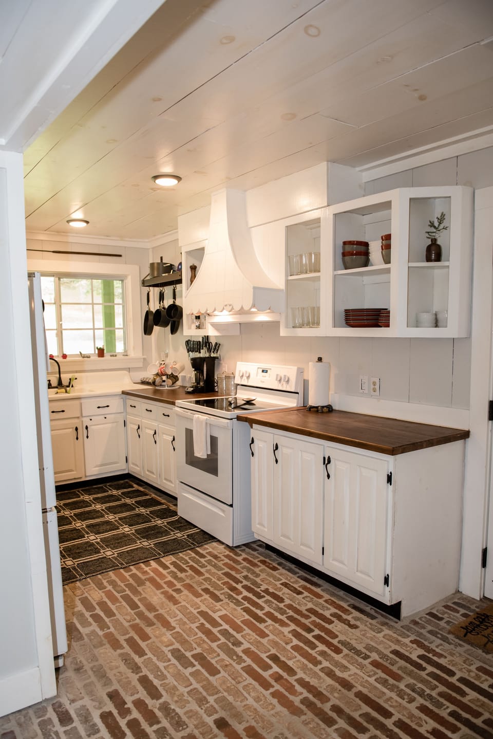 Fully stocked kitchen, including high-end cookware and knives.