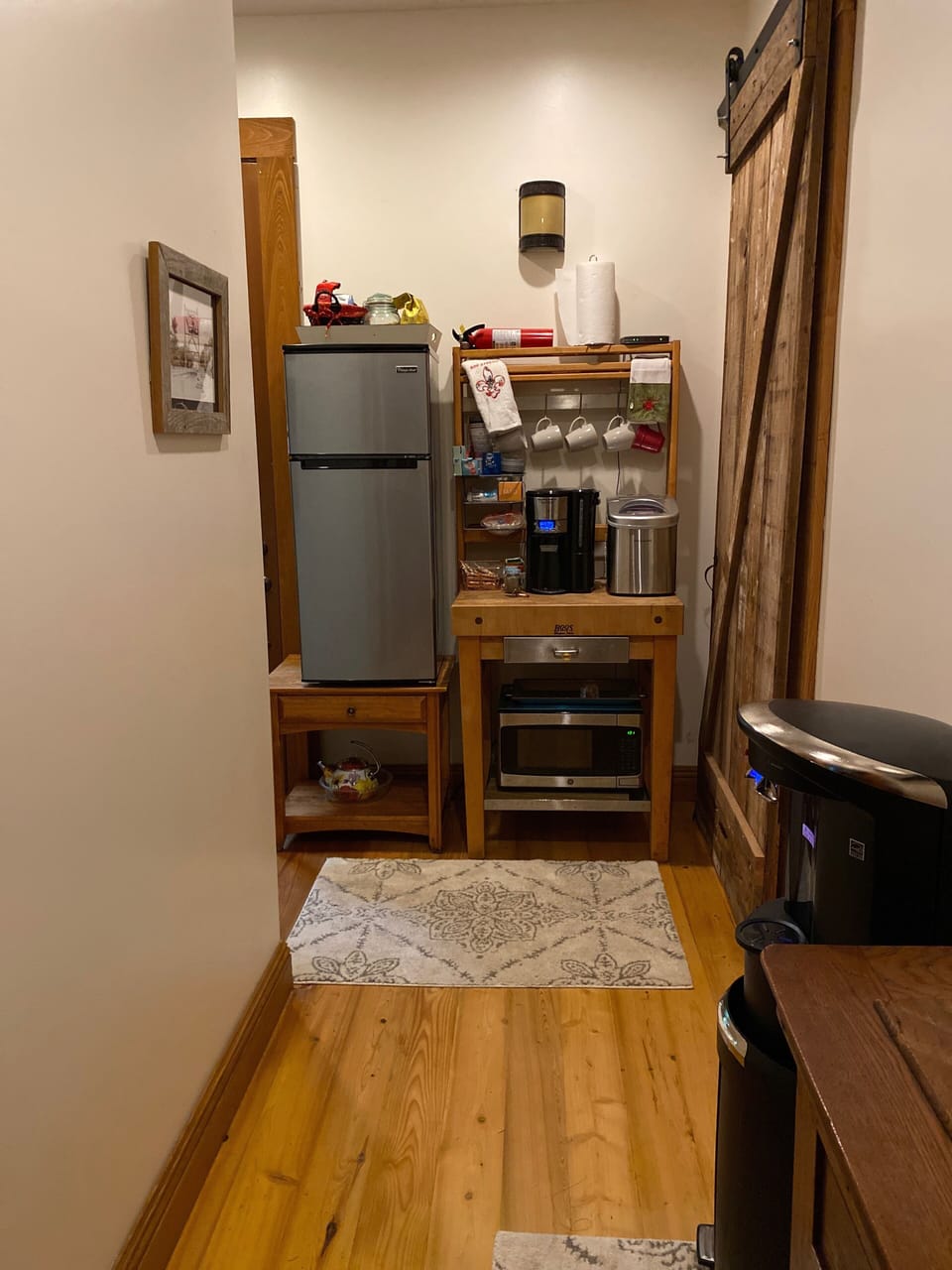 Kitchenette between king room and queen room