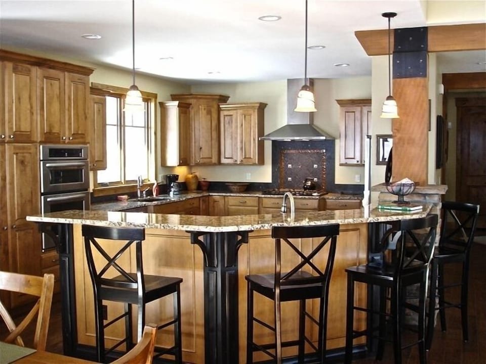 Kitchen & Island Bar