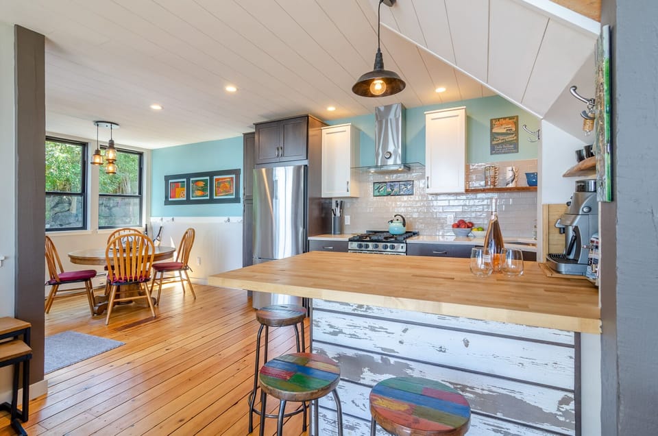 Kitchen & dining.