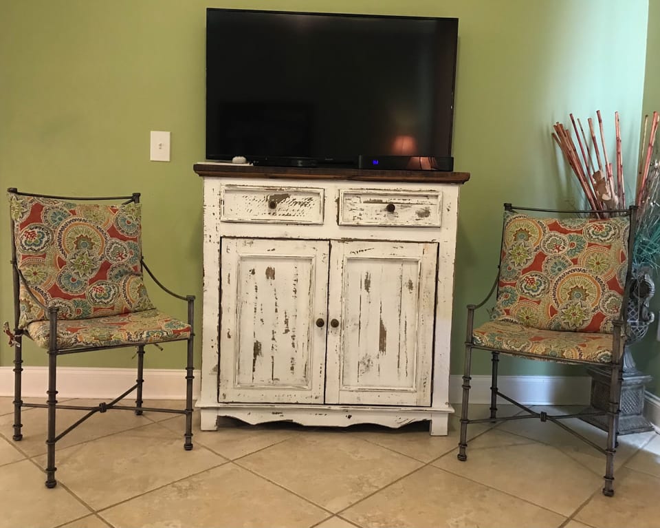 Smart TV
Games, Cards & Books inside cabinet