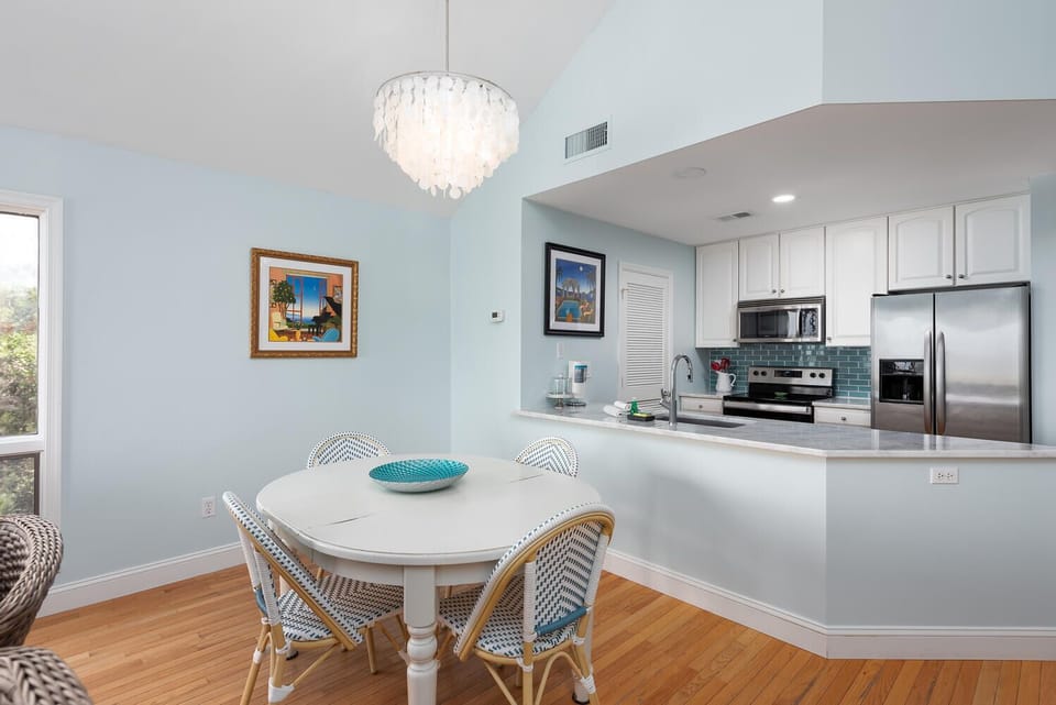 Dining table seating for 4