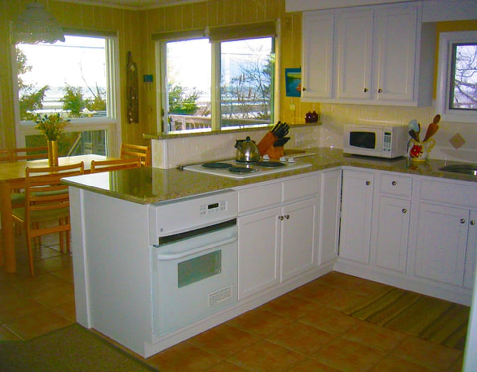 Imagine cooking while enjoying the bay view from the stove~~
