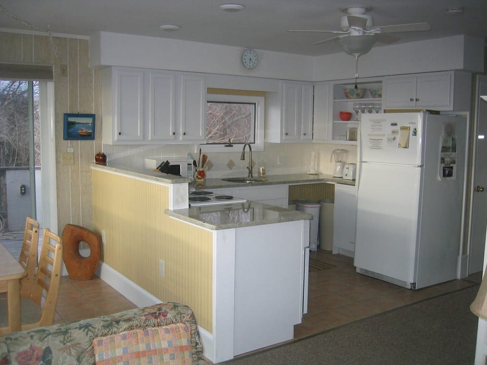 Plenty of room in this well stocked kitchen - this was fun to design!
