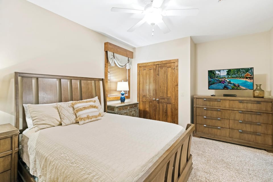 Guest Bedroom--- Queen Size Bed, TV