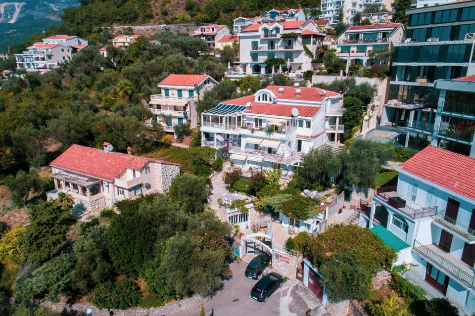 The outer appearance of the house from the bird's perspective.