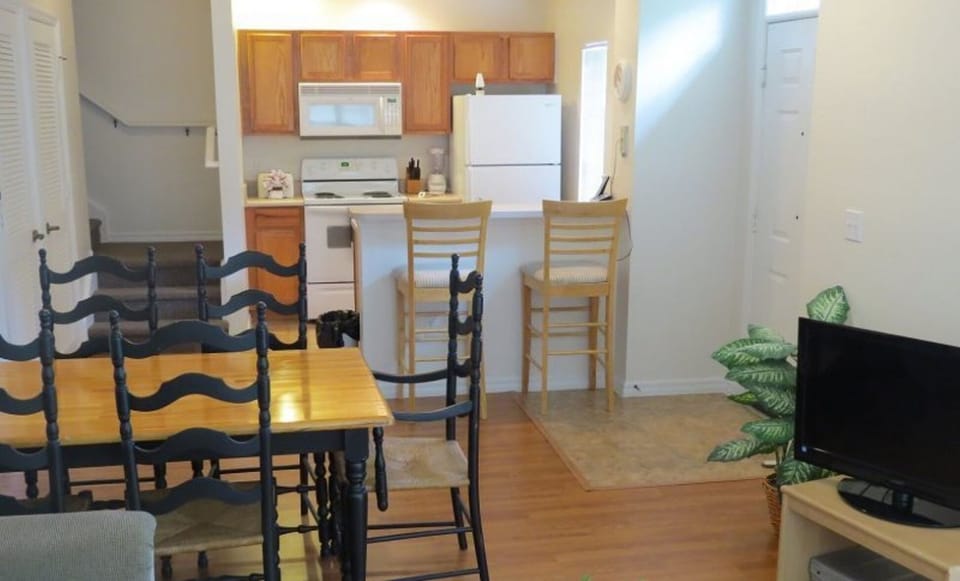 Dining table for 5 plus 2 stools at the kitchen bar