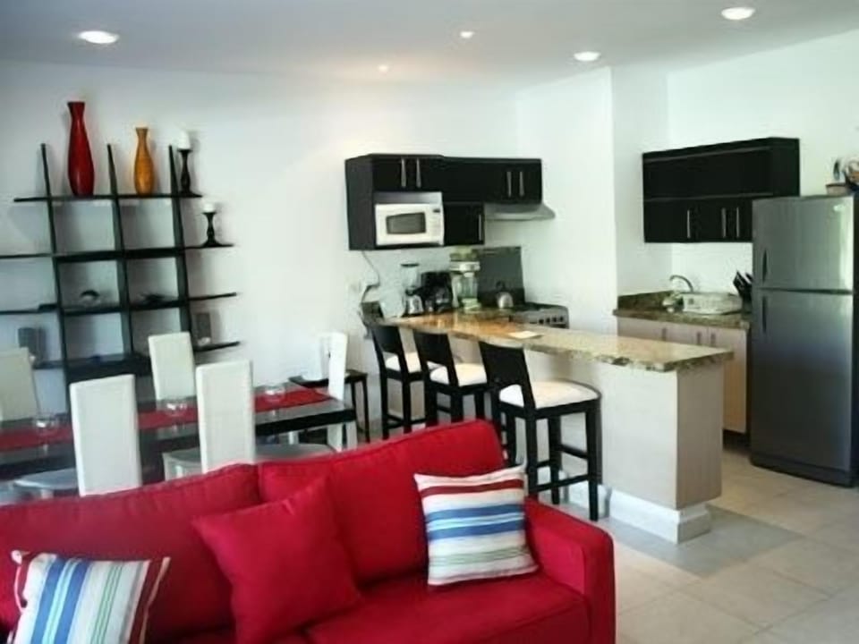 Fully stocked kitchen & eat in counter