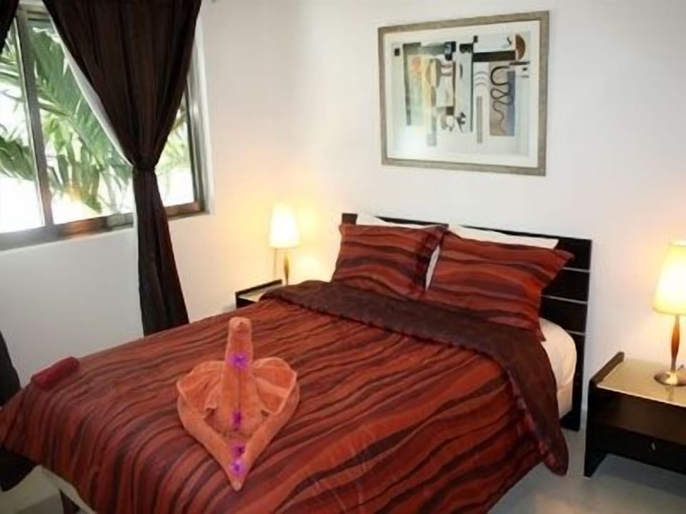 Guest bedroom w/ queen sized bed