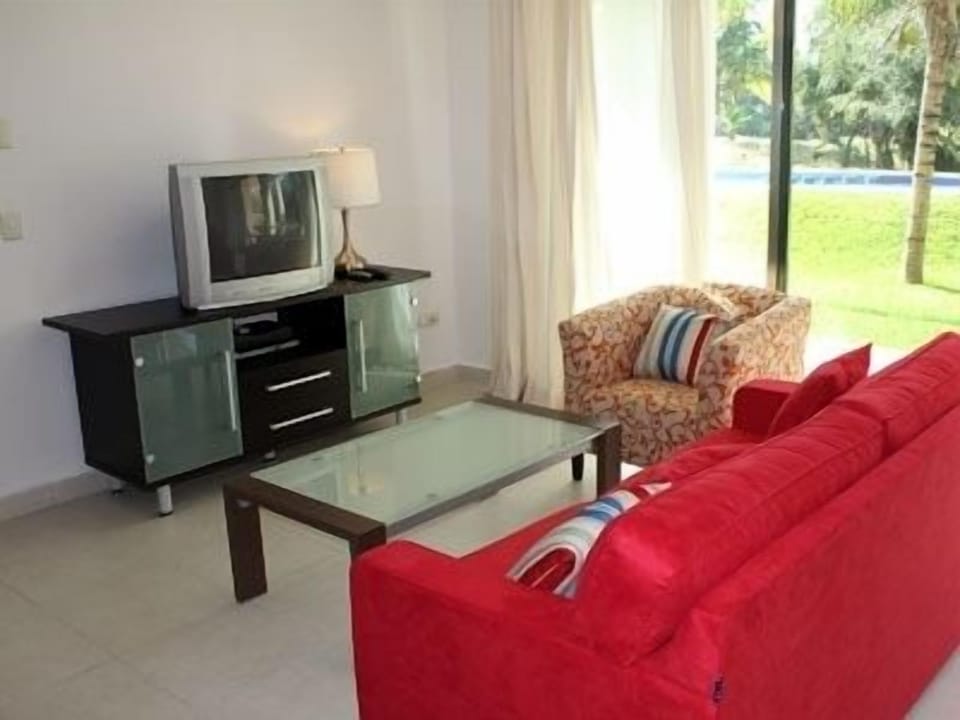 Livingroom w/ sofa sleeper, DVD and Satellite TV
