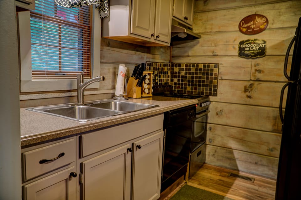 The cabin does not have a full size oven.  The kitchen is simple and clean.
