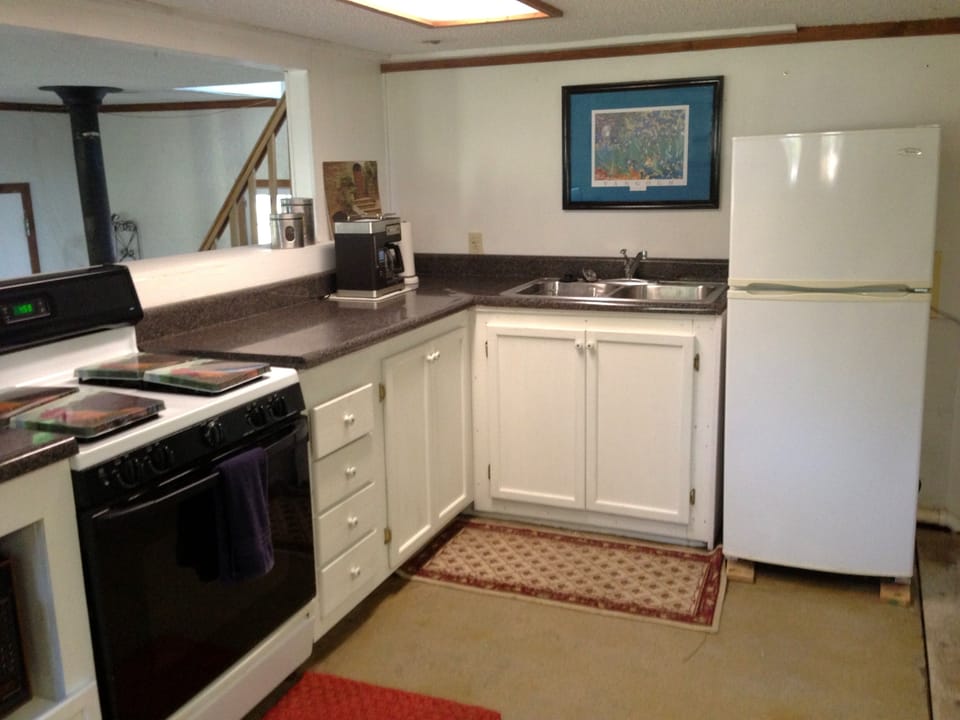 Fully equipped kitchen - regular size stove - small refrig (10 cu. ft.)