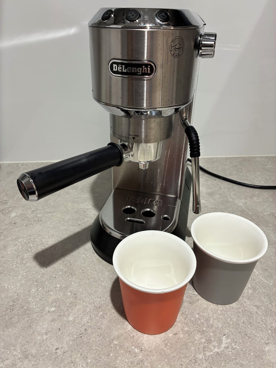 Coffee machine  takes ground coffee beans