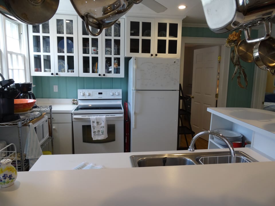 Cozy kitchen (no range hood, please no frying).