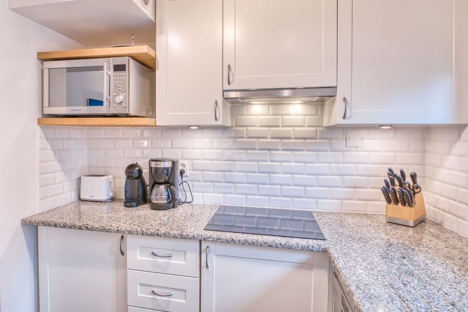 Fully equipped  for six people with espresso machine, coffee maker, tea kettle 