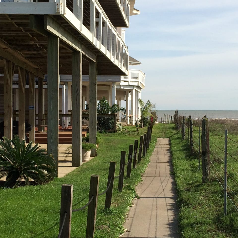 Direct path to beach from the side of the house.