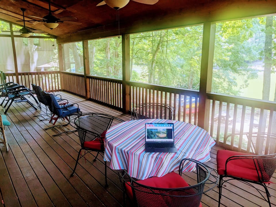 screened-in porch
