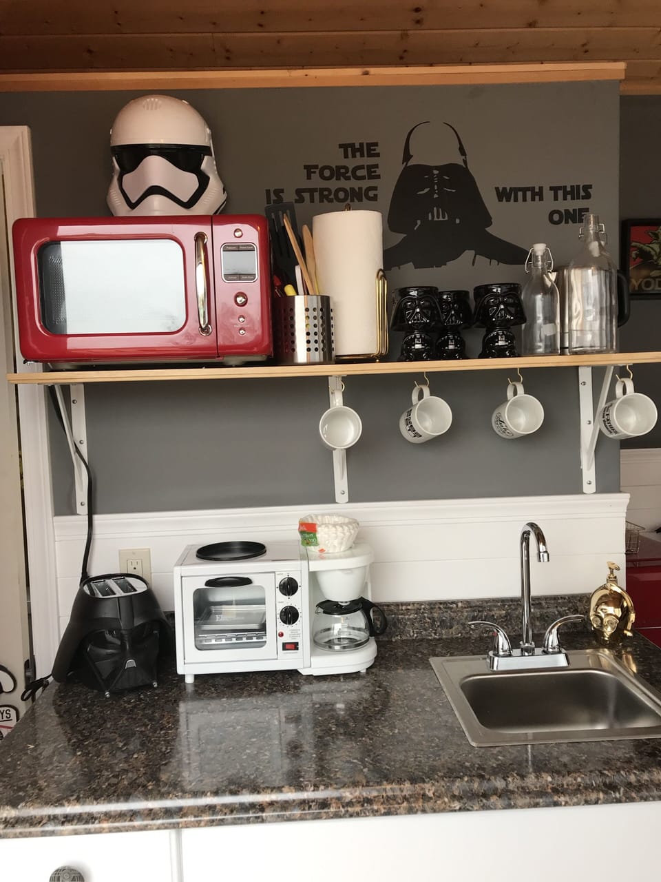 Kitchen area with everything you need to prepare meals.