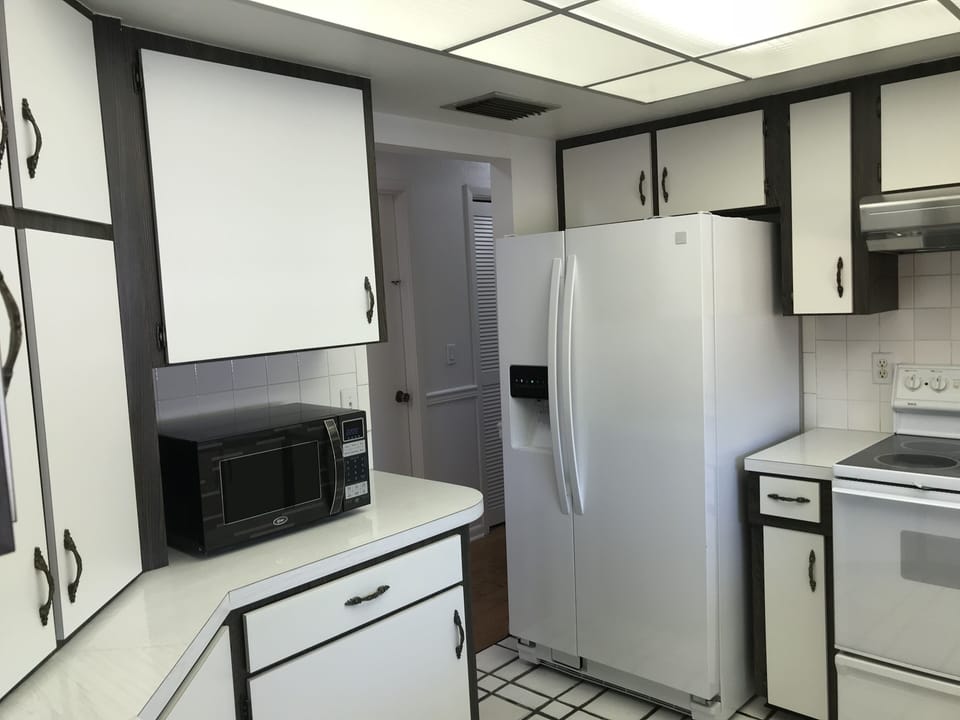 Fridge w ice maker and micro wave 