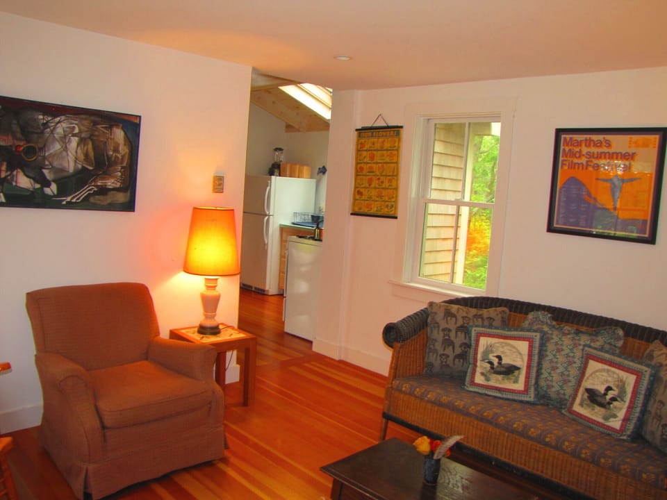 Living room with hardwood floors, TV with cable