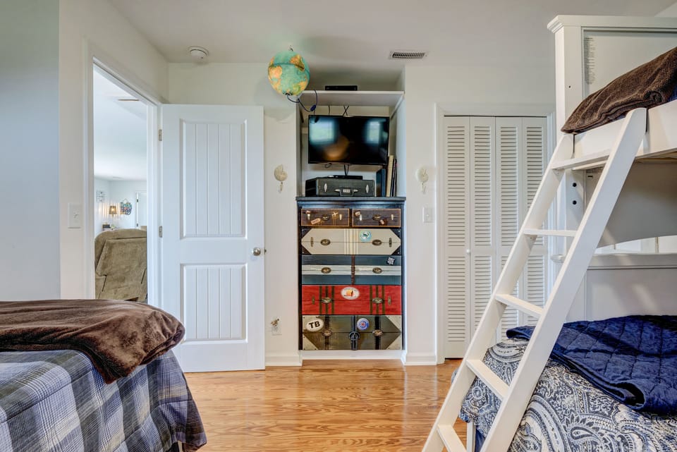 32" HD TV and Blue Ray/DVD player and large closet with a Pack-N-Play in closet