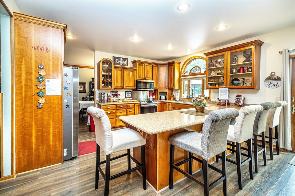 Gourmet Kitchen and Breakfast Island