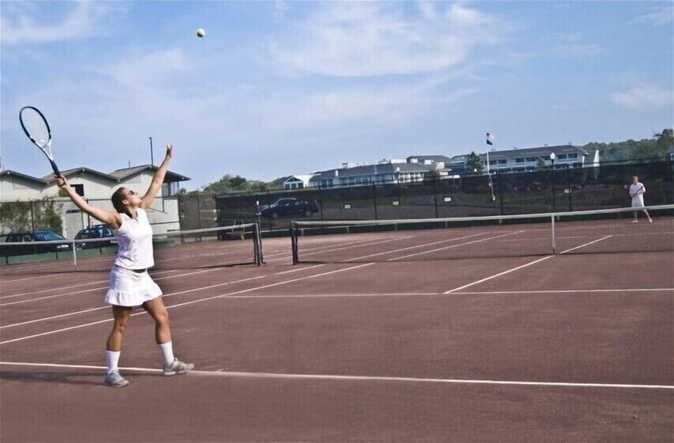 Utilize the seasonal Stage Neck Pool & Tennis Club during your stay