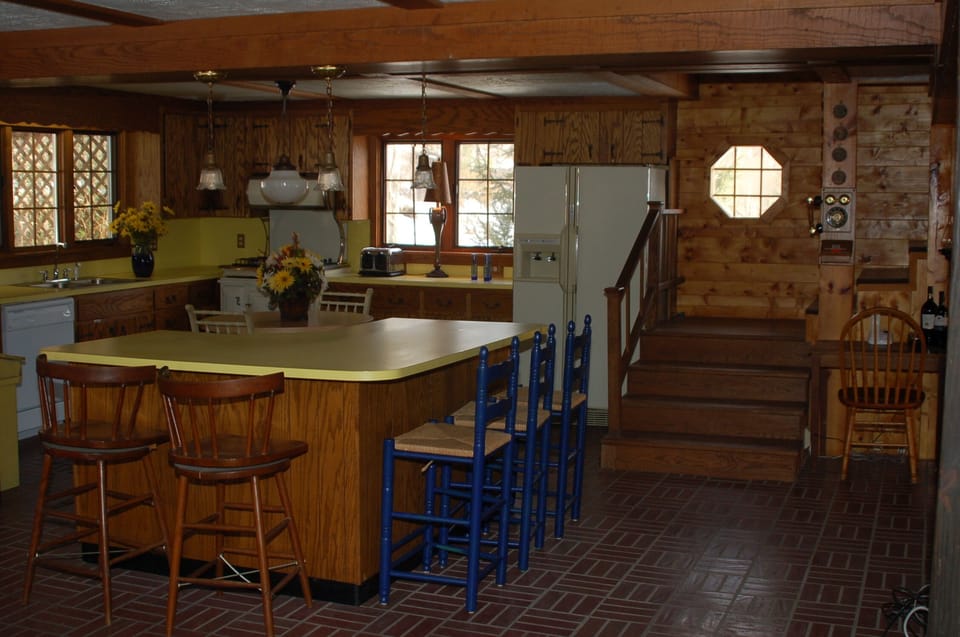 Fully equipped kitchen with service for 16+, island seats 6
