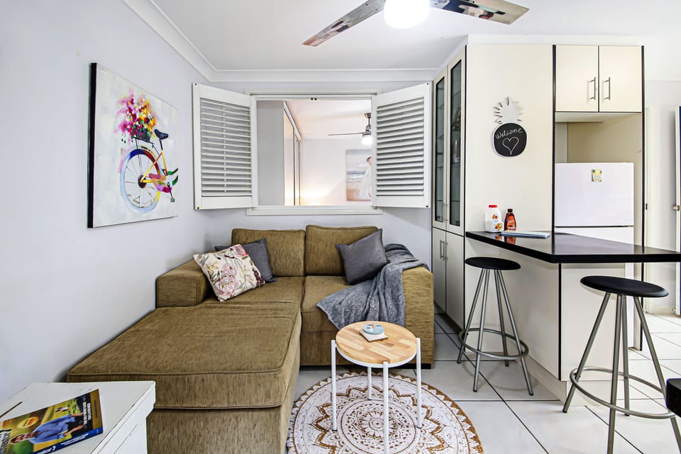 Tiny but comfy lounge for 2 with smart TV wifi and Chromecast 