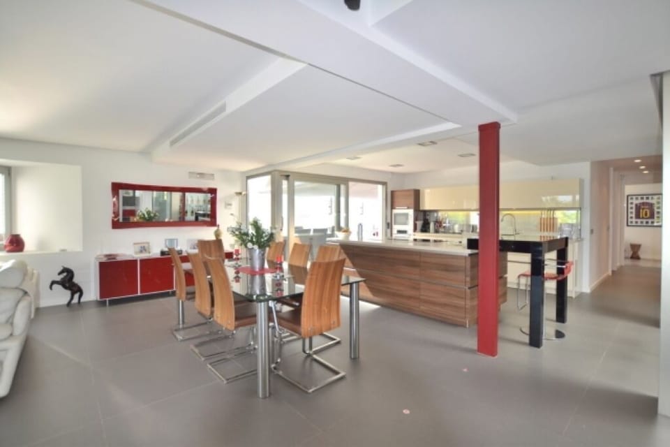 Dining/Kitchen. Patio doors to inner Courtyard with Dining, Gas BBQ, Pool Table.