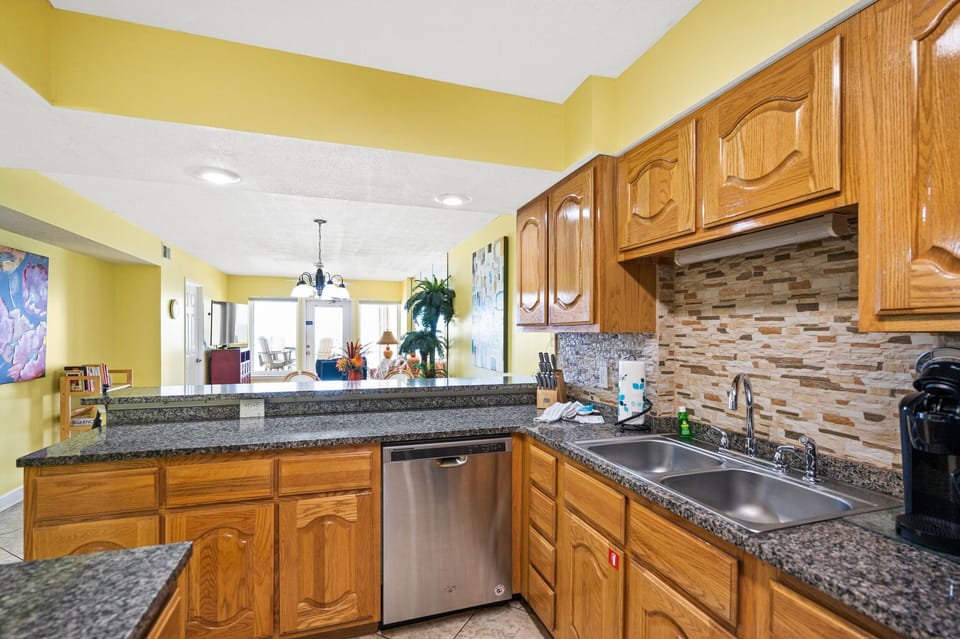 Fully equipped Kitchen with both drip and k-cup coffee makers