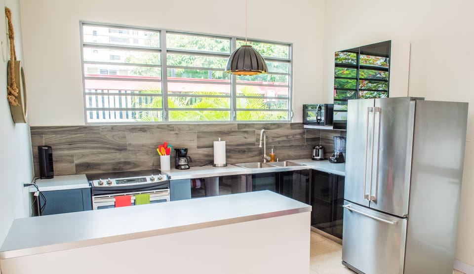 Fully stocked kitchen (pot &pans, plates, cutlery, herbs &spices, etc. provided)