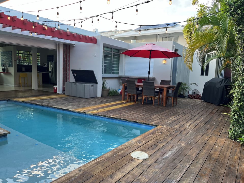 Pool area - Exterior dining table for 6