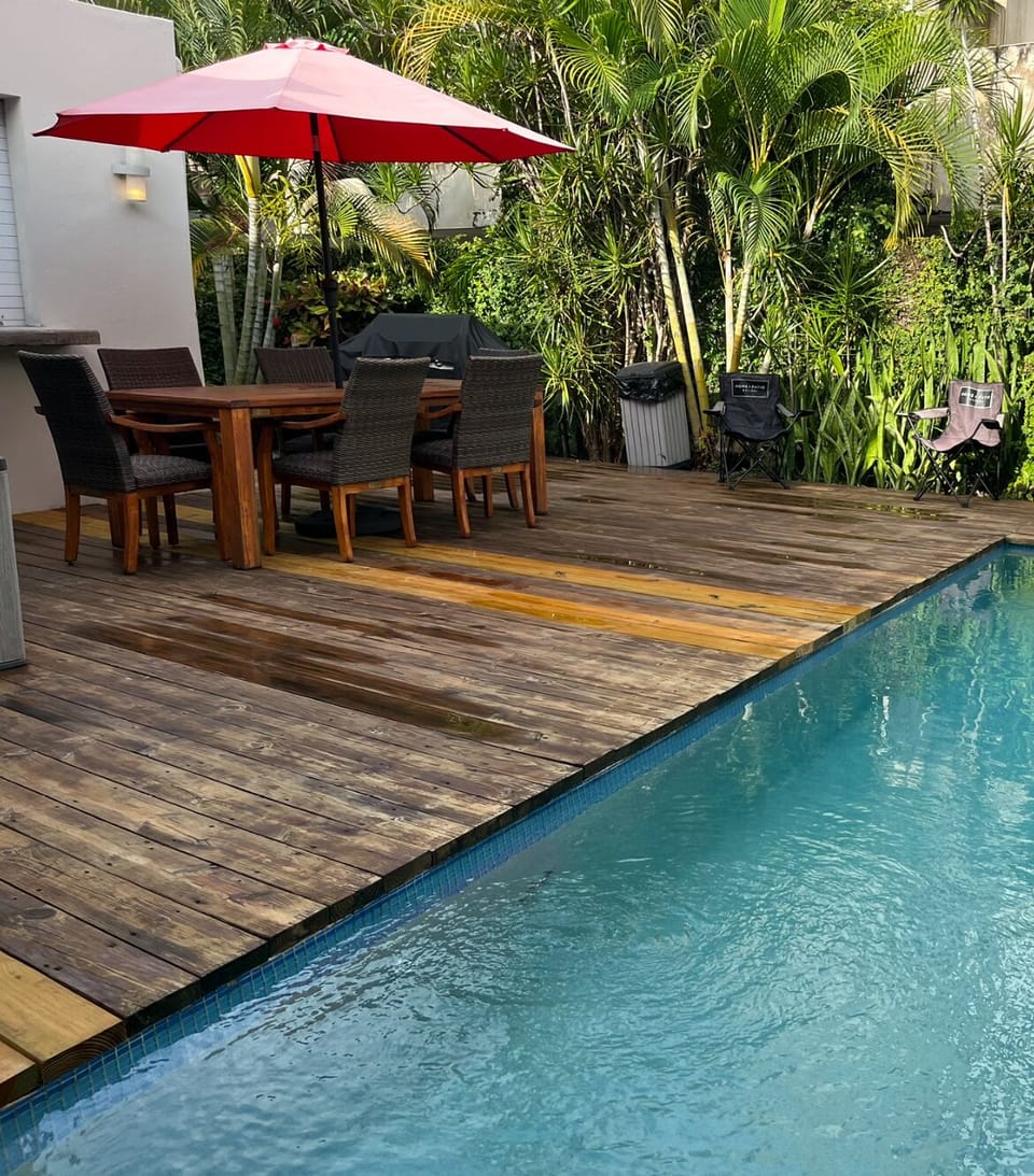 Deck Terrace - Exterior dining table for 6.