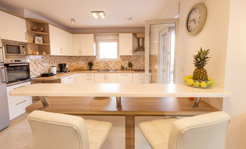 Stylish wooden breakfast bar with 2 stools
