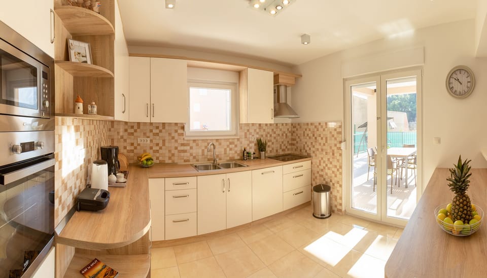Fully equipped kitchen with exit on the terrace