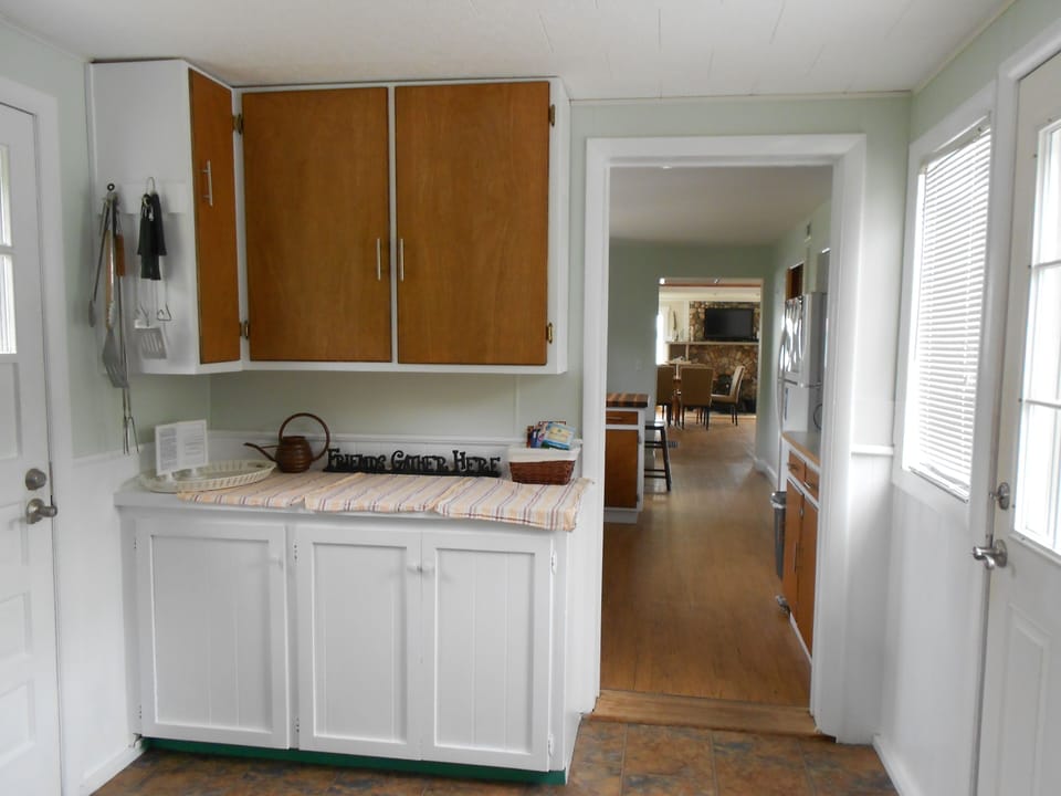Entrance to Destination Relaxation from street with view through to living room.