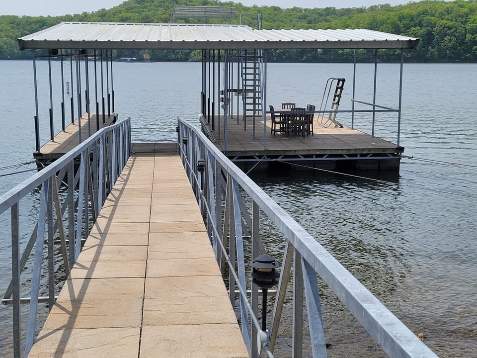 Single well dock with 12' X 32' slip