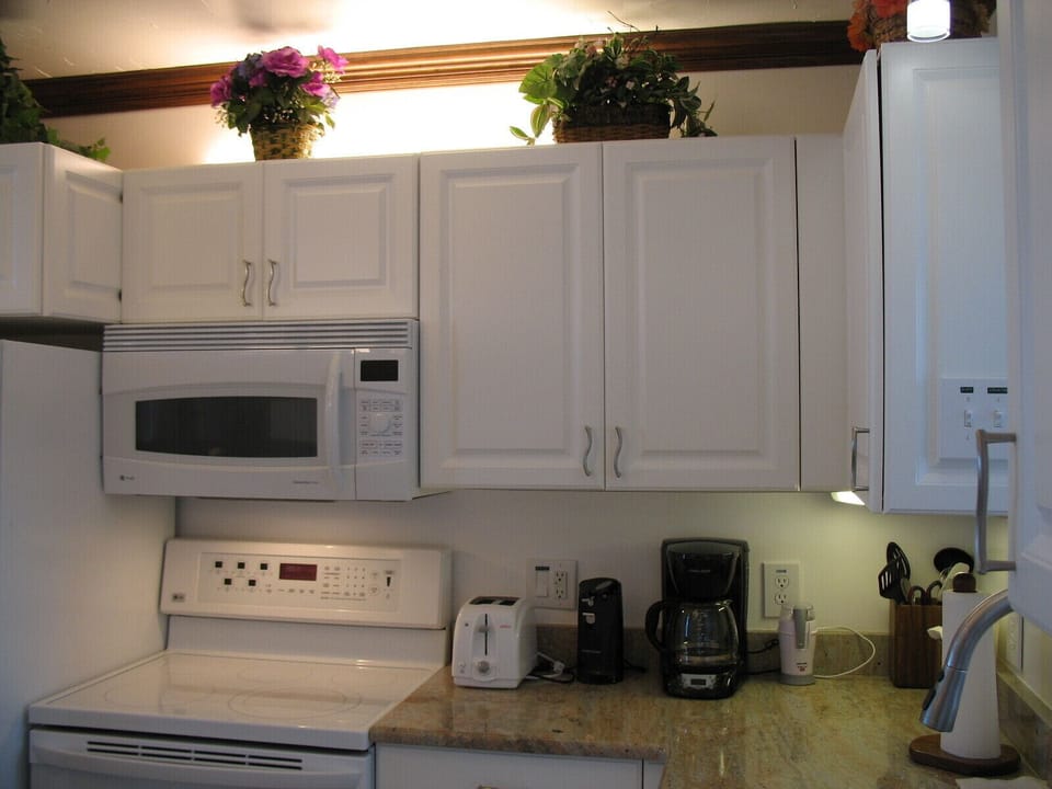 Granite Counter Tops, Microwave, New Flat-top Oven & All Small Appliances!!!