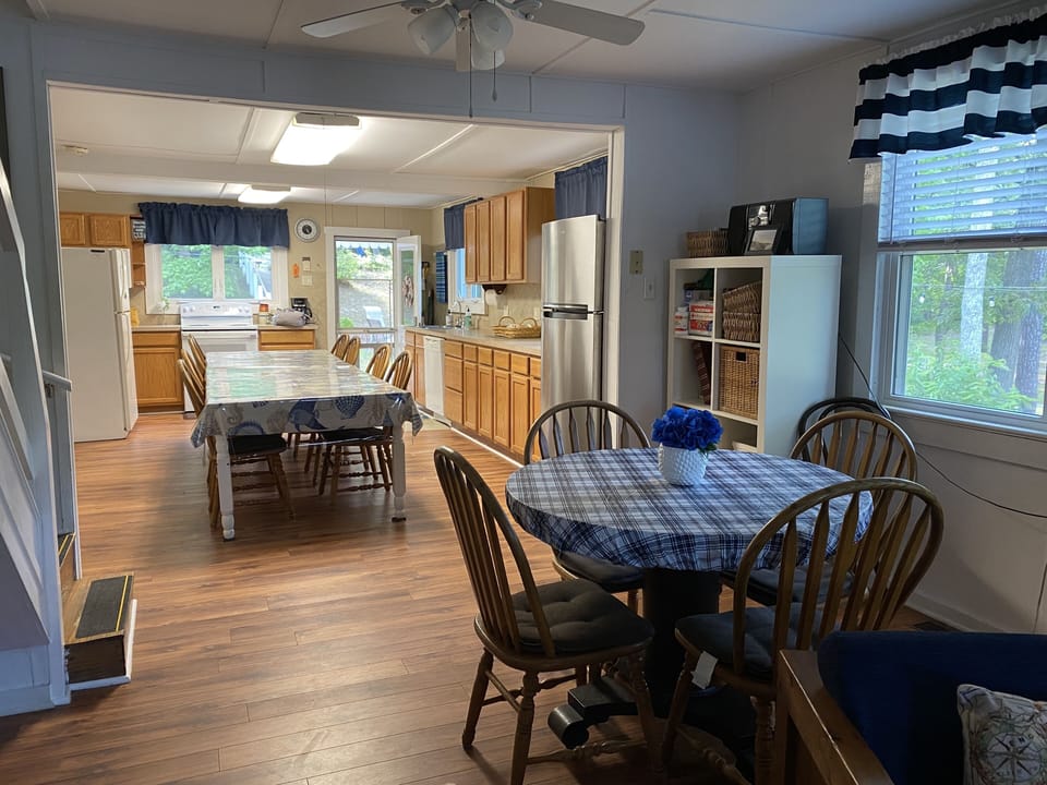 Dining area next to kitchen 