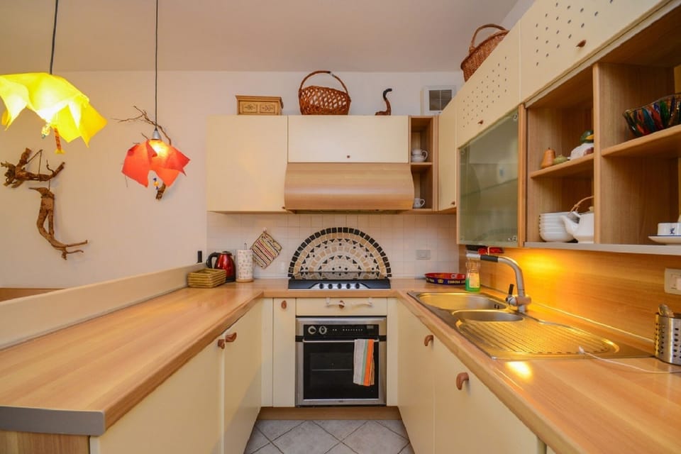 kitchen with dishwashing mashine