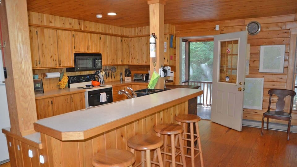 Kitchen with Breakfast Bar