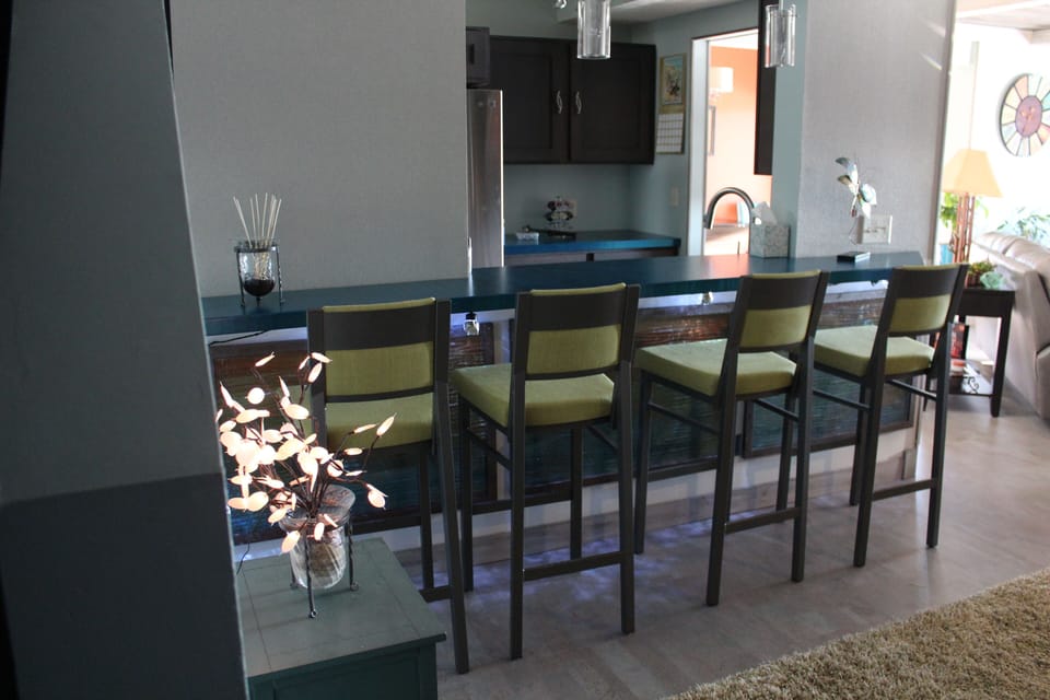Eating bar with pass through to kitchen