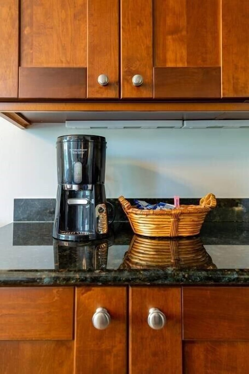 Auto drip coffee maker with starter coffee supplie