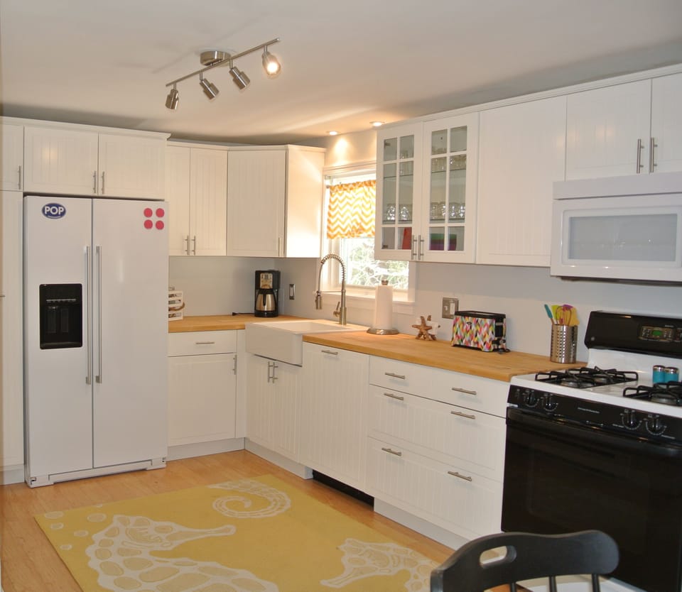 Large Eat-in Kitchen with Full Amenities