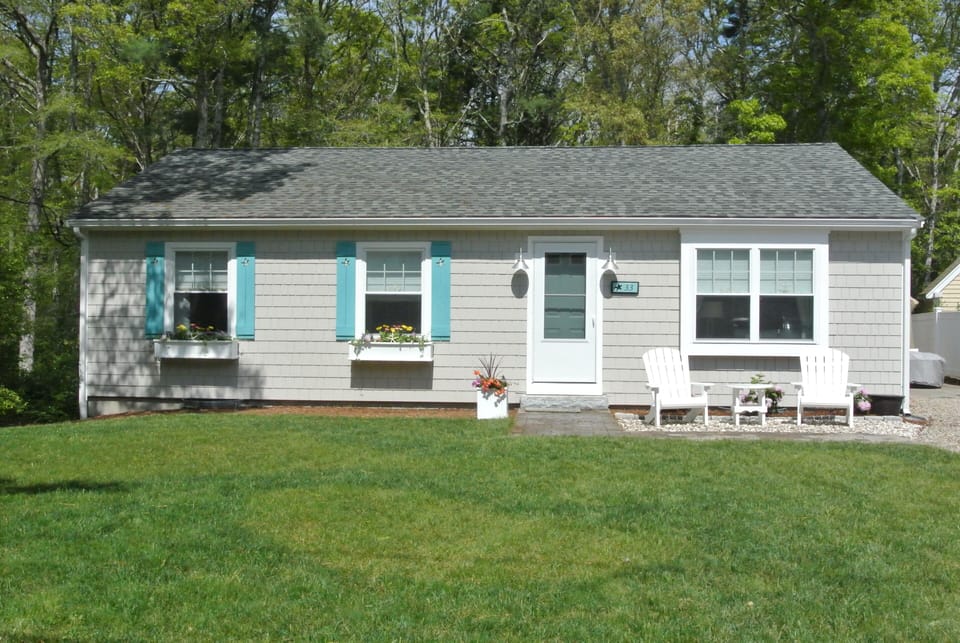 3 Bedroom 2 Bathroom Cottage in Popponesset!