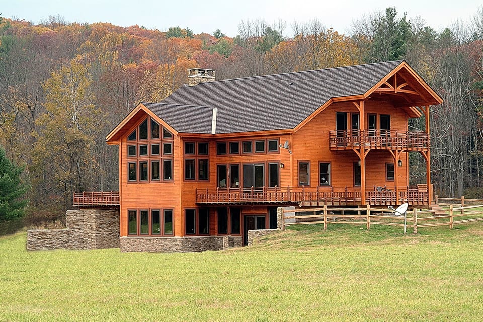 This is the front of the home facing the river...Fall foliage is spectacular