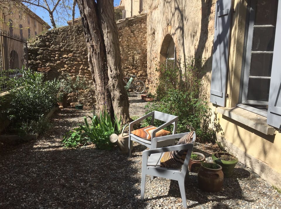 courtyard garden with seating and dining alcove 