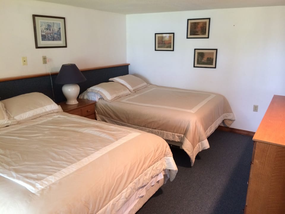 BEDROOM W/ 2 QUEEN BEDS