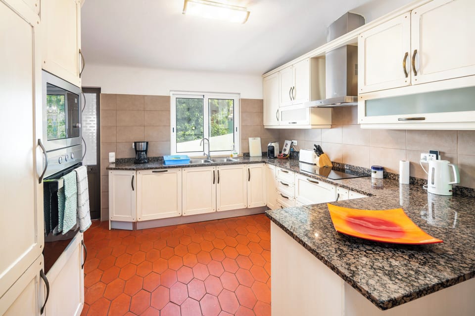 Fitted Kitchen with induction oven, hob and dishwasher. 